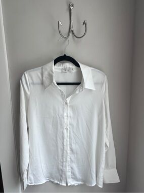 Dress Forum of Los Angeles Women’s White Silky Shirt - Medium